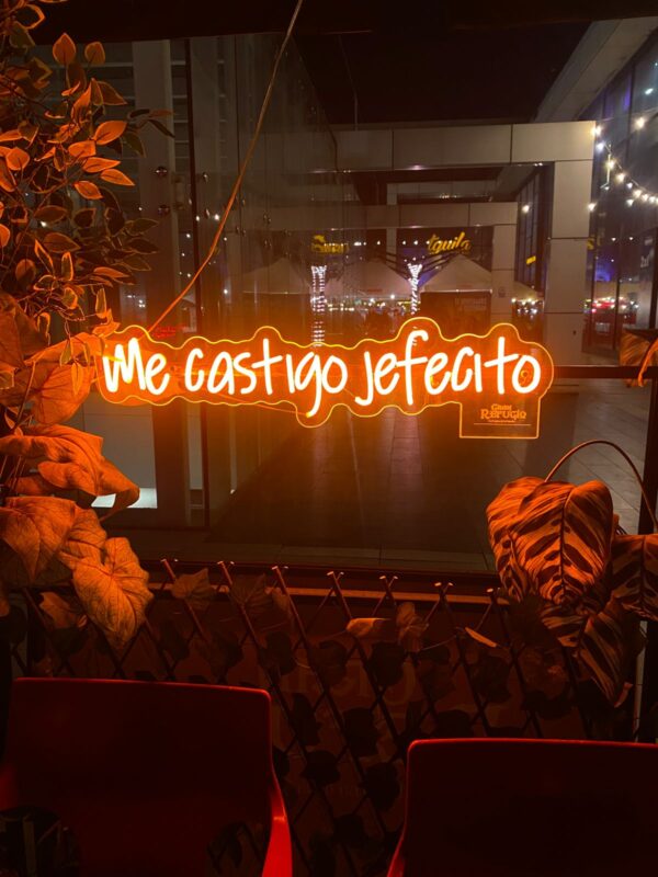 Neon de "Me castigo jefecito"