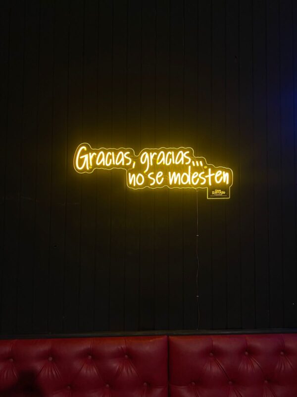 Neón “Gracias, graaacias… no se molesten”